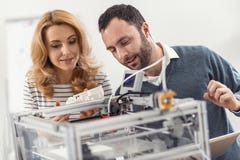 Молодой инженер объясняя принципы работы принтера 3D стоковая фотография rf Молодой инженер объясняя принципы работы принтера 3D стоковая фотография rf