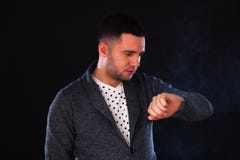Молодой кавказский мужской брюнет в студии на черном backgroun стоковые фото Молодой кавказский мужской брюнет в студии на черном backgroun стоковые фото
