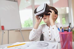 Молодой мальчик используя шлемофон виртуальной реальности 3d на школе стоковые изображения rf Молодой мальчик используя шлемофон виртуальной реальности 3d на школе стоковые изображения rf