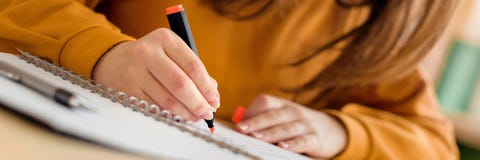 Молодой непознаваемый женский студент колледжа в классе, принимая примечания и используя highlighter Сфокусированный студент в кл стоковое изображение rf Молодой непознаваемый женский студент колледжа в классе, принимая примечания и используя highlighter Сфокусированный студент в кл стоковое изображение rf