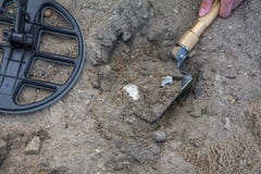 Молодой охотник за сокровищами в поисках сокровища стоковое изображение rf Молодой охотник за сокровищами в поисках сокровища стоковое изображение rf