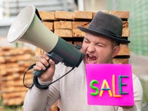 Молодой парень в окриках шляпы громко в людях мегафона сообщая о предстоящей продаже В руке продажи знака человека стоковые изображения rf Молодой парень в окриках шляпы громко в людях мегафона сообщая о предстоящей продаже В руке продажи знака человека стоковые изображения rf