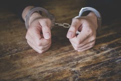Молодой преступник в наручниках, конец вверх рук - изображения стоковые изображения rf Молодой преступник в наручниках, конец вверх рук - изображения стоковые изображения rf