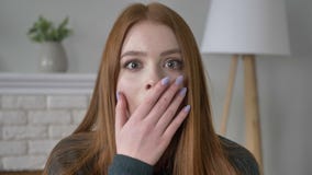 Молодой рыжеволосый блоггер девушки, портрет, смотря камеру, серьезная сторона, эмоция сюрприза, красивых глаз, взгляда 60 акции видеоматериалы Молодой рыжеволосый блоггер девушки, портрет, смотря камеру, серьезная сторона, эмоция сюрприза, красивых глаз, взгляда 60 акции видеоматериалы