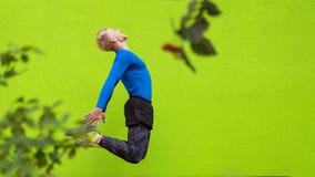 Молодой сильный человек скача на зеленую предпосылку стоковые фото Молодой сильный человек скача на зеленую предпосылку стоковые фото