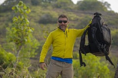 Молодой счастливый и привлекательный sporty человек hiker с trekking рюкзаком на убежище перемещения чувства горы свободном насла стоковые изображения Молодой счастливый и привлекательный sporty человек hiker с trekking рюкзаком на убежище перемещения чувства горы свободном насла стоковые изображения