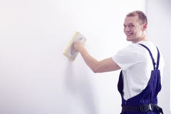 Молодой, счастливый художник стены в представлять workwear, смотря кулачок стоковое фото rf Молодой, счастливый художник стены в представлять workwear, смотря кулачок стоковое фото rf