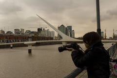 Молодой фотограф в Puerto Madero стоковые фотографии rf Молодой фотограф в Puerto Madero стоковые фотографии rf