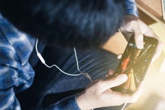 Молодой человек играя игры по умному телефону стоковое фото rf Молодой человек играя игры по умному телефону стоковое фото rf