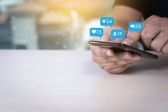 Молодой человек используя средства массовой информации умного телефона социальные и социальную сеть Марк стоковые изображения Молодой человек используя средства массовой информации умного телефона социальные и социальную сеть Марк стоковые изображения