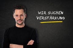 Молодой человек с пересеченными оружиями и „Wir suchen текст dich „на предп иллюстрация вектора Молодой человек с пересеченными оружиями и „Wir suchen текст dich „на предп иллюстрация вектора