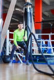 Молодой человек спортсменов делает тренировки на спортзале изолированная принципиальной схемой белизна спорта стоковое изображение rf Молодой человек спортсменов делает тренировки на спортзале изолированная принципиальной схемой белизна спорта стоковое изображение rf