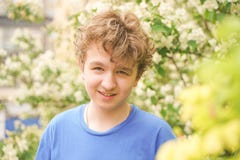 Молодой человек стоит среди цветков и наслаждается летом и цвести стоковые изображения Молодой человек стоит среди цветков и наслаждается летом и цвести стоковые изображения