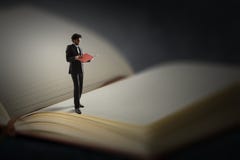 Молодой человек читая книгу r стоковые изображения Молодой человек читая книгу r стоковые изображения