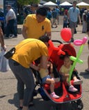 Молодые азиатские родители стоковое фото rf Молодые азиатские родители стоковое фото rf