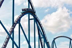 Молодые всадники наслаждаясь русскими горками Mako на тематическом парке Seaworld стоковое фото Молодые всадники наслаждаясь русскими горками Mako на тематическом парке Seaworld стоковое фото