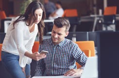 Молодые вскользь пары дела используя компьютер в офисе Coworking, творческий менеджер показывая новую startup идею стоковые изображения Молодые вскользь пары дела используя компьютер в офисе Coworking, творческий менеджер показывая новую startup идею стоковые изображения