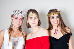 Молодые девушк-музы с творческими составом и hairdo стоковое фото Молодые девушк-музы с творческими составом и hairdo стоковое фото