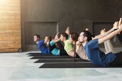 Молодые женщины и люди в занятиях йогой, делая протягивающ тренировки стоковое фото Молодые женщины и люди в занятиях йогой, делая протягивающ тренировки стоковое фото