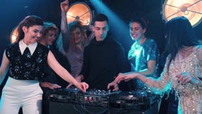 Молодые женщины танцуя и flirting с dj в ночном клубе акции видеоматериалы Молодые женщины танцуя и flirting с dj в ночном клубе акции видеоматериалы