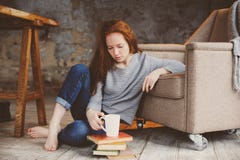 Молодые книги учить и чтения женщины студента readhead стоковая фотография rf Молодые книги учить и чтения женщины студента readhead стоковая фотография rf