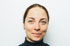 Молодые красивые улыбка и взгляды девушки на камере красивейшая красотка eyes портрет состава девушки естественный женщина портре стоковые изображения rf Молодые красивые улыбка и взгляды девушки на камере красивейшая красотка eyes портрет состава девушки естественный женщина портре стоковые изображения rf