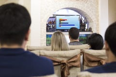 Молодые люди на представлении маркетинга сети стоковая фотография Молодые люди на представлении маркетинга сети стоковая фотография