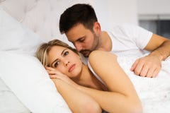 Молодые несчастные пары имея проблемы в отношении стоковые фотографии rf Молодые несчастные пары имея проблемы в отношении стоковые фотографии rf