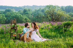 Молодые пары clink стекла с красным вином на внешнем стоковая фотография Молодые пары clink стекла с красным вином на внешнем стоковая фотография