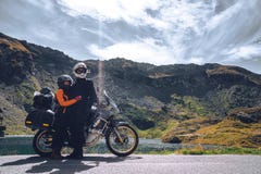 Молодые пары путешественников мотоцикла в горах осени Румынии Туризм Moto и промежуток времени образа жизни путешественников moto стоковая фотография rf Молодые пары путешественников мотоцикла в горах осени Румынии Туризм Moto и промежуток времени образа жизни путешественников moto стоковая фотография rf