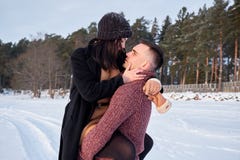 Молодые страстные пары обнимая на зимний день стоковые изображения Молодые страстные пары обнимая на зимний день стоковые изображения