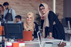 Молодые творческие startup бизнесмены на встрече на современном офисе делая планы и проекты стоковое фото Молодые творческие startup бизнесмены на встрече на современном офисе делая планы и проекты стоковое фото