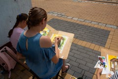 Молодые художники улицы учат покрасить здания стоковое фото Молодые художники улицы учат покрасить здания стоковое фото