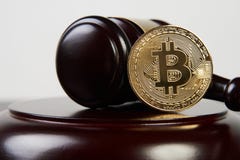 Молоток аукциона и cryptocurrency bitcoin стоковая фотография Молоток аукциона и cryptocurrency bitcoin стоковая фотография