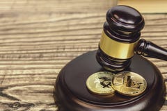 Молоток судьи на деревянном на деревянной предпосылке стоковые изображения Молоток судьи на деревянном на деревянной предпосылке стоковые изображения