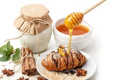 Молочные продучты с анисовкой и циннамоном на белой предпосылке Здоровая еда o стоковая фотография Молочные продучты с анисовкой и циннамоном на белой предпосылке Здоровая еда o стоковая фотография