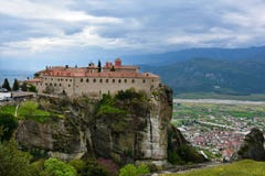 Монастырь Meteora, эффектный ландшафт с зданиями на t Стоковые Фотографии RF Монастырь Meteora, эффектный ландшафт с зданиями на t Стоковые Фотографии RF