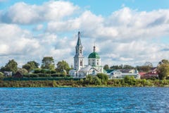 Монастырь ` s St Катрина Россия, город Tver Взгляд монастыря от Рекы Волга Живописные облака в небе стоковые изображения Монастырь ` s St Катрина Россия, город Tver Взгляд монастыря от Рекы Волга Живописные облака в небе стоковые изображения