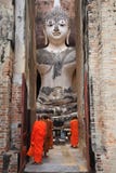 Монахи поклоняются статуя Будды на приятеле Wat Sri в Sukhothai Стоковое Изображение Монахи поклоняются статуя Будды на приятеле Wat Sri в Sukhothai Стоковое Изображение