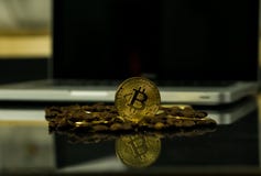 Монетка cryptocurrency Bitcoin как валюта оплаты окруженная с кофейными зернами стоковая фотография rf Монетка cryptocurrency Bitcoin как валюта оплаты окруженная с кофейными зернами стоковая фотография rf