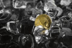 Монетка monero золота металла валюты цифров физическая на предпосылке льда Концепция обмена в зиме замораживание стоковая фотография rf Монетка monero золота металла валюты цифров физическая на предпосылке льда Концепция обмена в зиме замораживание стоковая фотография rf