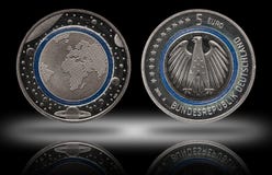 Монетка евро Германии 5 с планетами и голубым кольцом полимера стоковое фото Монетка евро Германии 5 с планетами и голубым кольцом полимера стоковое фото