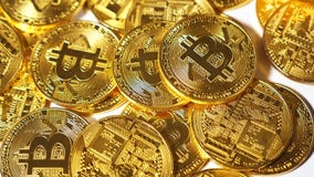 Монетка замедленного движения падая золотая принадлежит к Cryptocurrency Монетка замедленного движения падая золотая принадлежит к Cryptocurrency