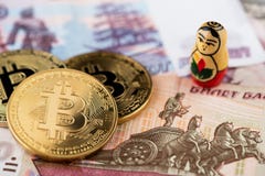 Монетки Bitcoin на русских банкнотах с русским национальным концом куклы a вверх по изображению bitcoins с банкнотами русских руб стоковые фото Монетки Bitcoin на русских банкнотах с русским национальным концом куклы a вверх по изображению bitcoins с банкнотами русских руб стоковые фото