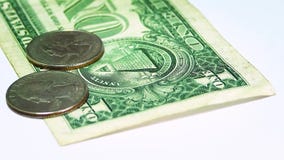 6 монетки и долларовых банкнот на белой поверхности 6 монетки и долларовых банкнот на белой поверхности