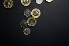 Монетки фунта на черной предпосылке стоковые фото Монетки фунта на черной предпосылке стоковые фото