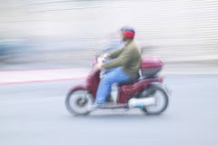Мопед в славном, Франция катания человека Стоковое Изображение RF Мопед в славном, Франция катания человека Стоковое Изображение RF