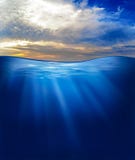Море или океан подводные с небом захода солнца стоковое фото rf Море или океан подводные с небом захода солнца стоковое фото rf