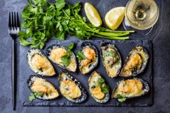 Морепродукты Испеченные мидии с сыром и лимоном в раковинах стоковые фото Морепродукты Испеченные мидии с сыром и лимоном в раковинах стоковые фото