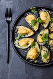 Морепродукты Испеченные мидии с сыром и лимоном в раковинах стоковые изображения rf Морепродукты Испеченные мидии с сыром и лимоном в раковинах стоковые изображения rf